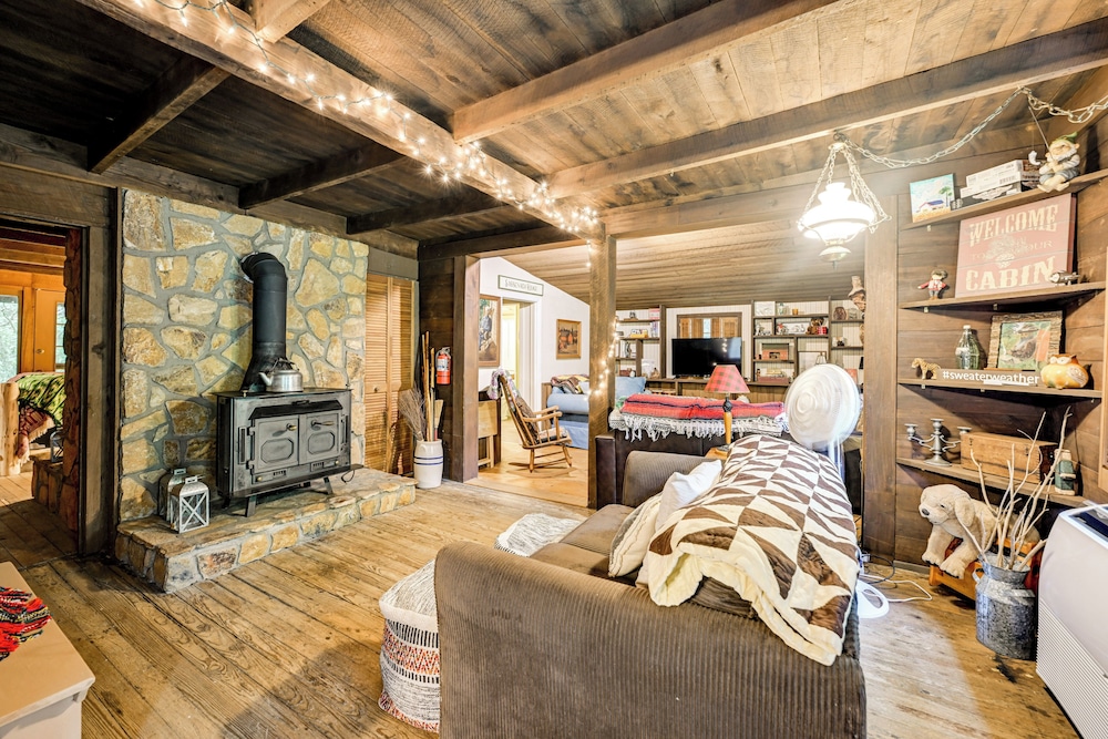 Trail Access & Tranquil Setting: Franklin Retreat!