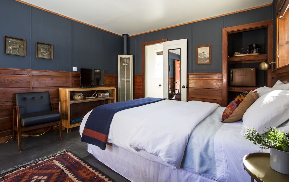 Noon Lodge at Mallard Bay
