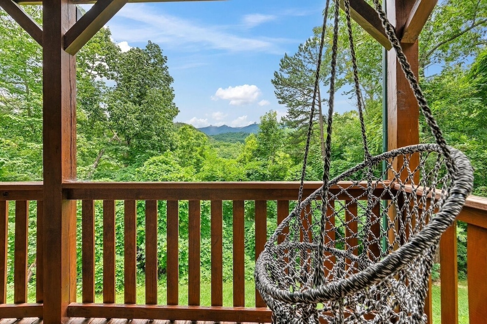Triple Mountain View Stunning 4 BDR Cabin w/ Private Hot Tub, Game Room