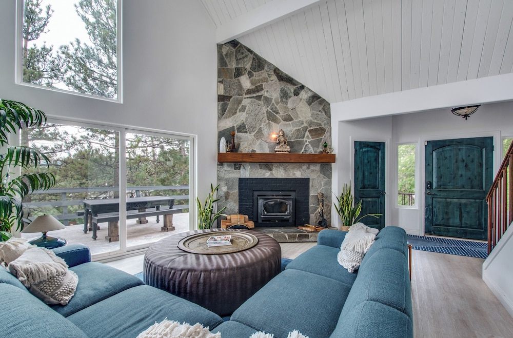 Walk to Lake Arrowhead: Peaceful Mountain Retreat!