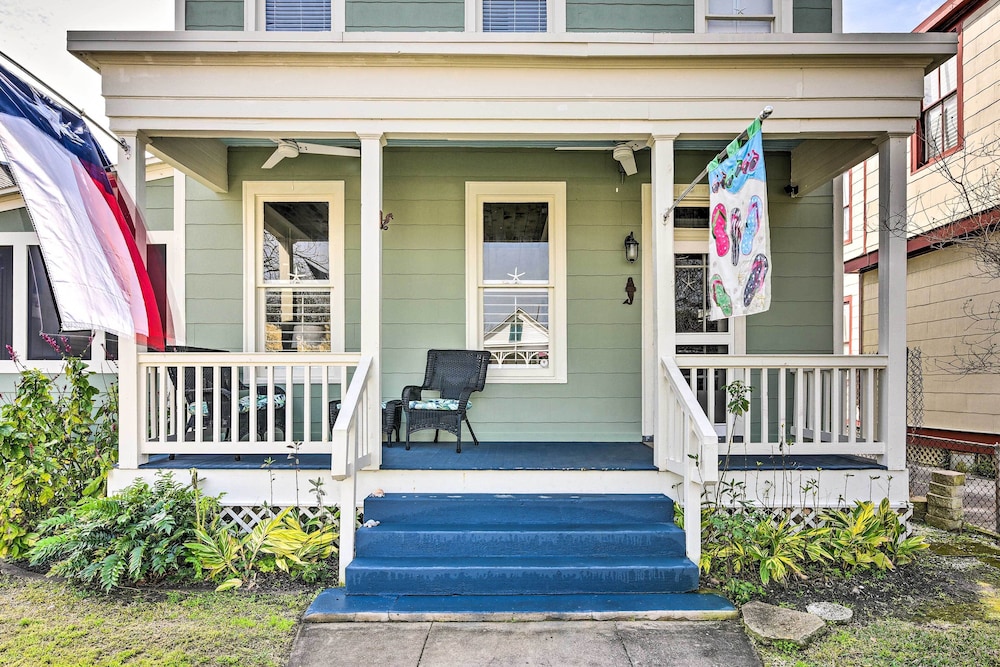 Historic Galveston Hideaway, Walk to the Beach!