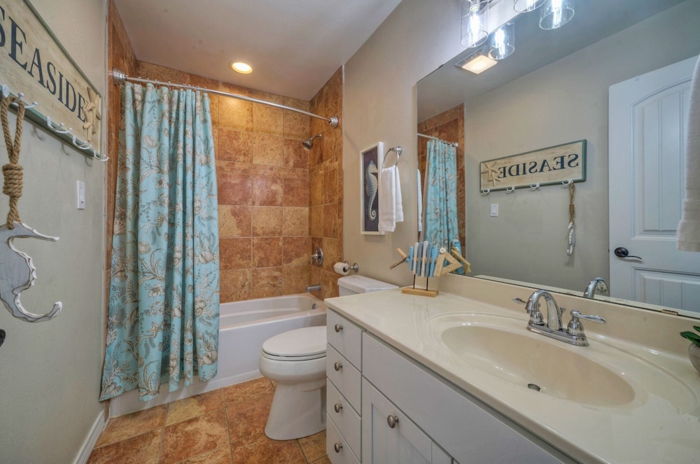 Boots & Beaches Avantstay Golf Cart Access, Brd Walk view 3