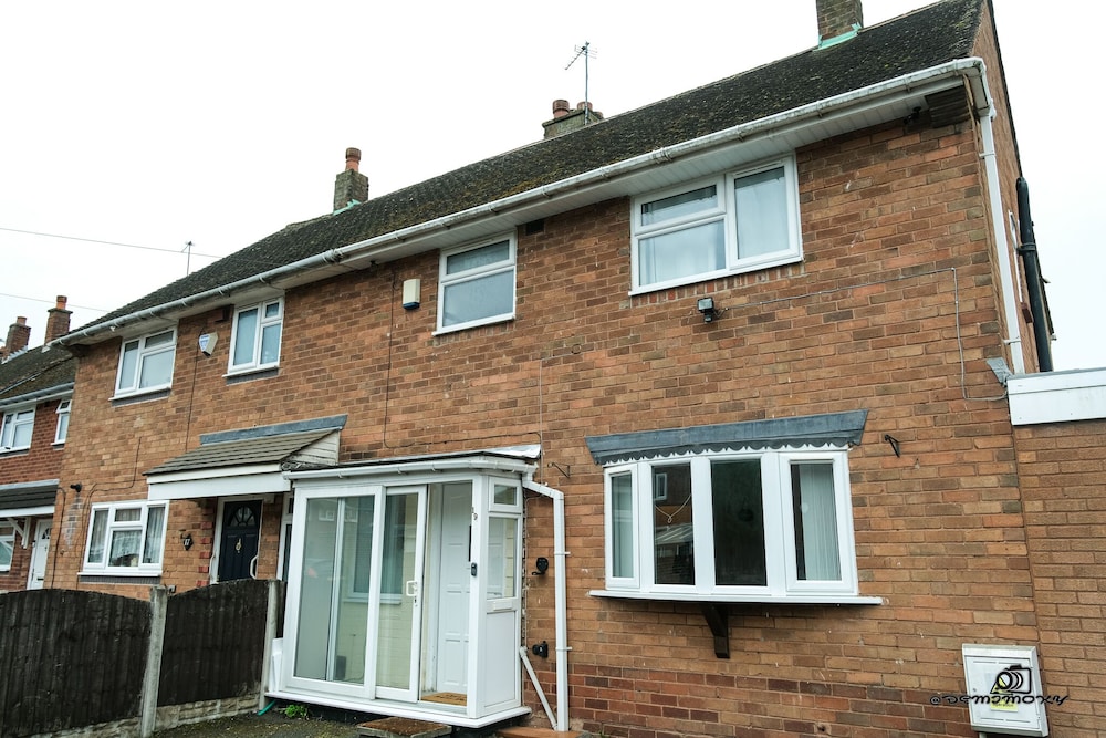 Walsall Vacations - Cosy Home With Private Parking - Property Image 2