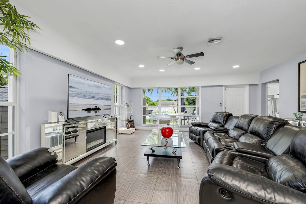 Stunning and Spacious 4 3 5 House in Hollywood Beach With Pool and Patio view 5