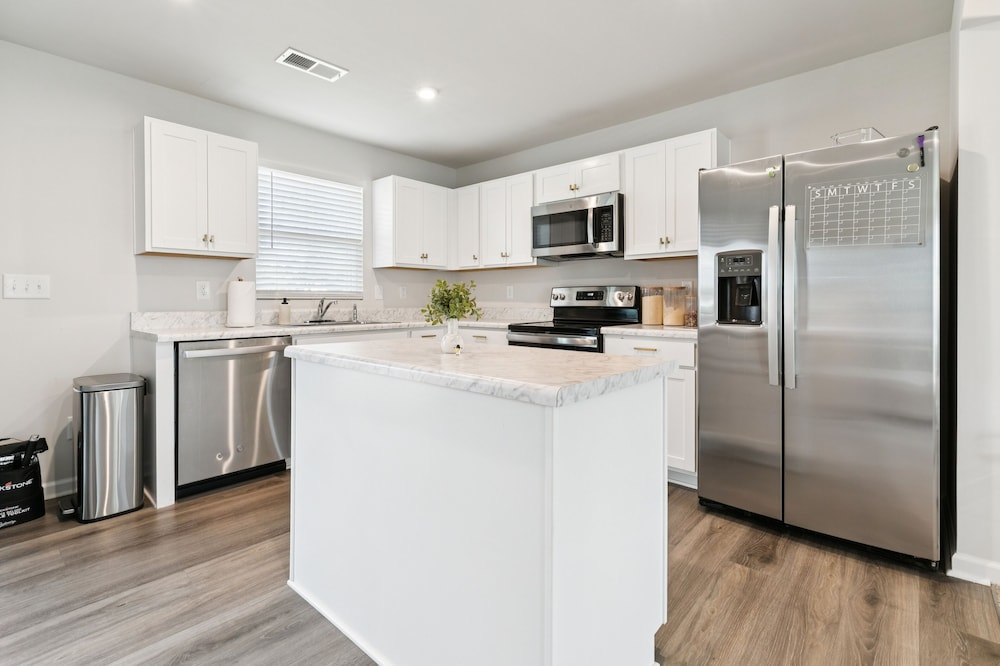 Modern Downtown Retreat Near Swamp Rabbit Trail 4 Bedroom Townhouse