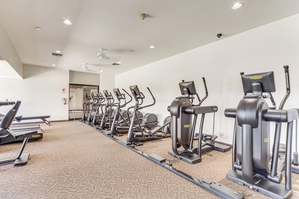In Golf Course Community: Palm Desert Escape!