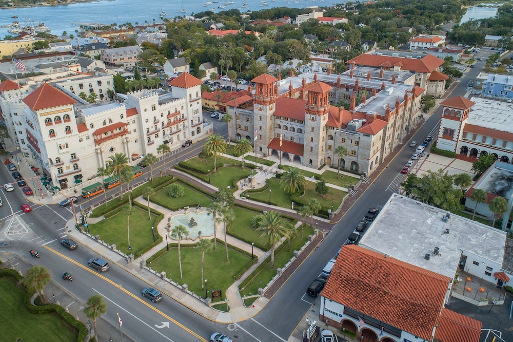 Bright 4BR Home Near Beach Historic Downtown