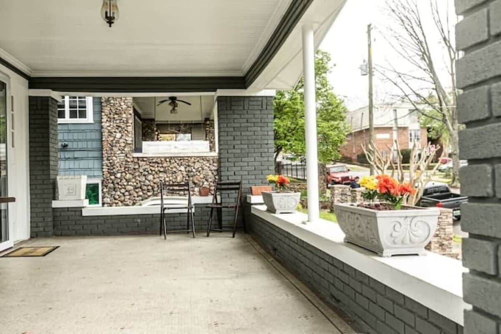 29th Street Trendy Lakeview Craftsman 8