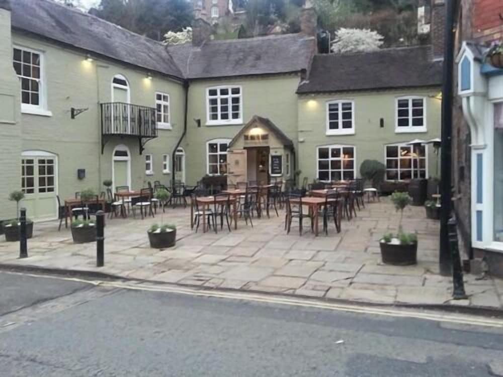 White Hart Cafe Bar & Bistro