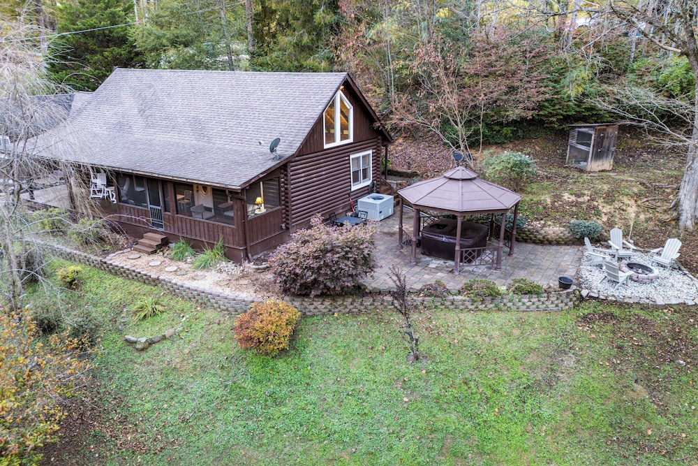 Artful Craftsman Hot Tub, Firepit, and Pond Gatlinburg + National Parks