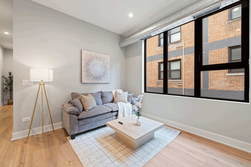 Edgewater Modern 2BR Steps to Lake City Views