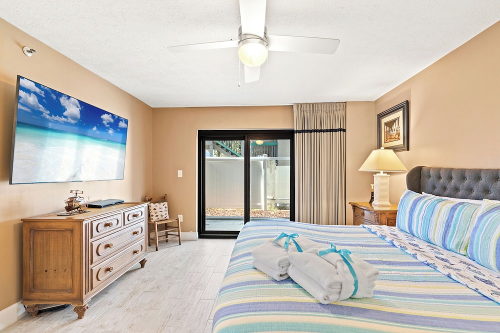 Steps to Paradise: Ground-floor 2br/2ba Beachfront Condo, Sleeps 8, Gulf Views!