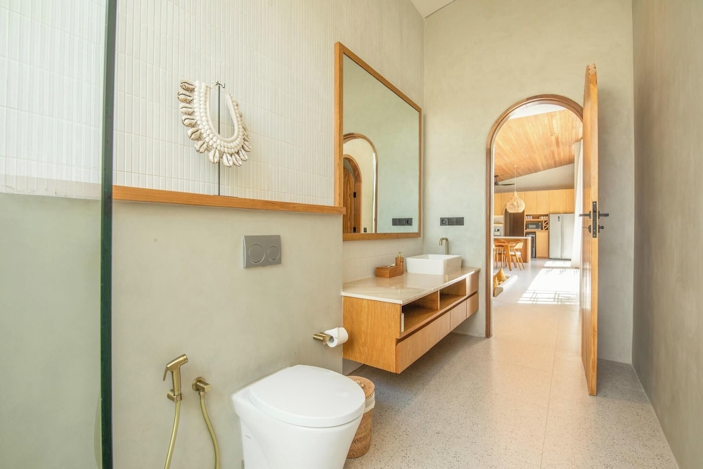 Stylish 5BR Boho Hideaway, 5 Minutes Bingin Beach