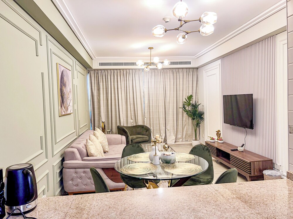 Cosmos Living 1 BR Suite Near Dubai Mari