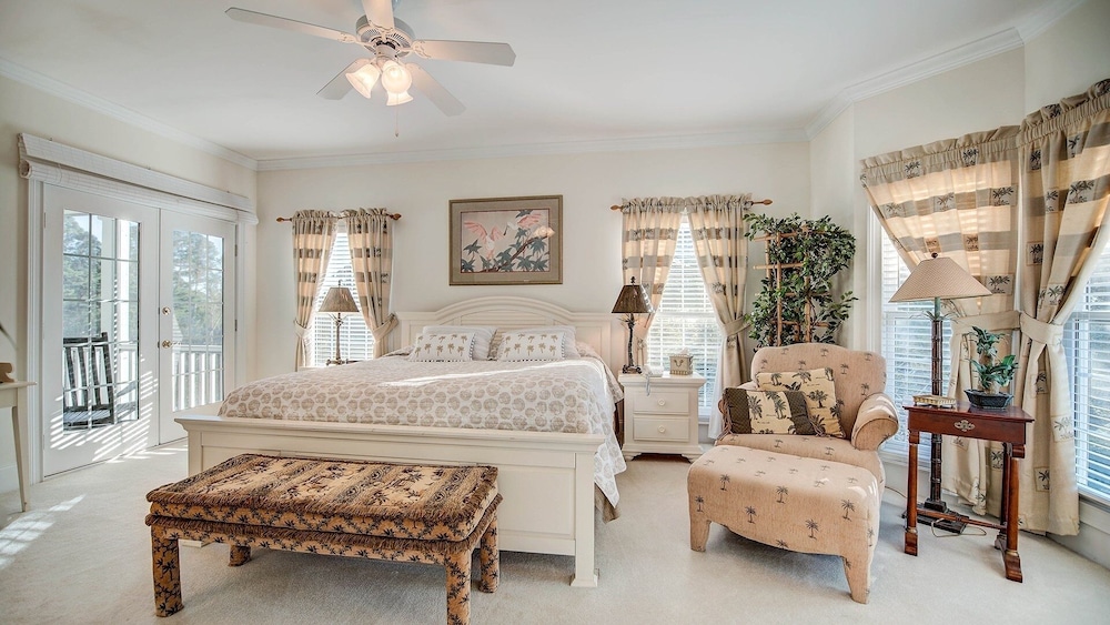 Inviting Beach Retreat With Wonderful Lake Views To Relax And Enjoy 5 Bedroom Home by Peace Vacations