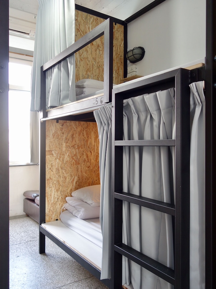 Oldmancaptain Hostel