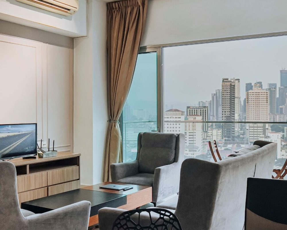Regalia Residence The Sky Pool Suite