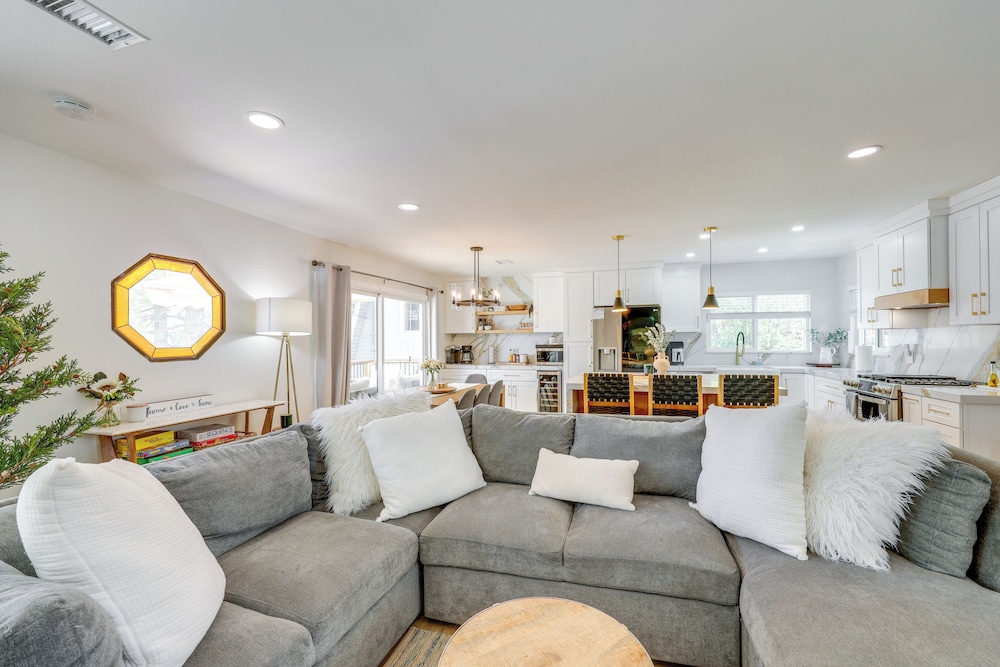 Walk to The Village Shops/eats: Big Bear Lake Home
