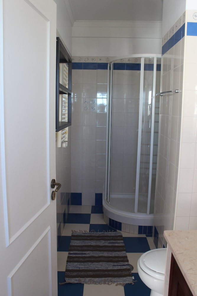 Ericeira Chill Hill Hostel & Private Rooms - Peach Garden