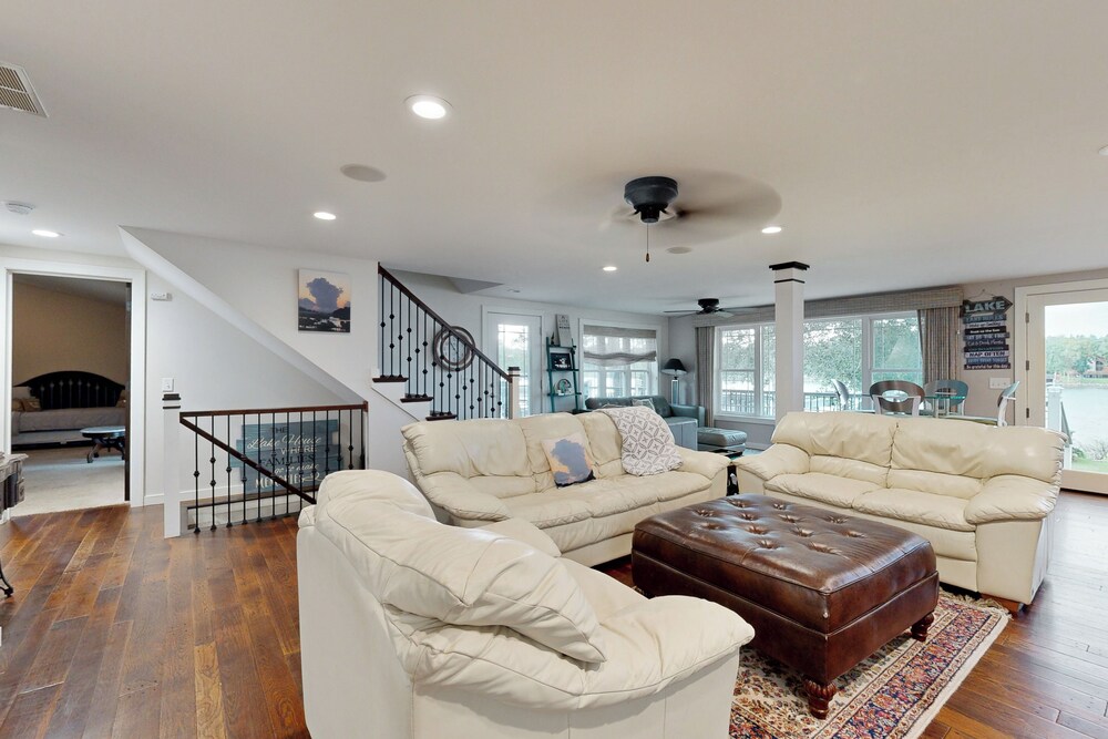 4 BR Tranquil Lakefront Retreat w/ Fire Pit