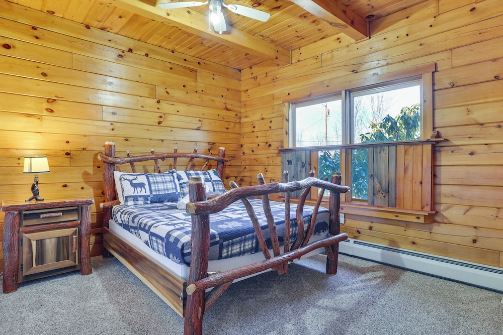 1 Mi to Lake Henry: Peaceful Poconos Cabin!