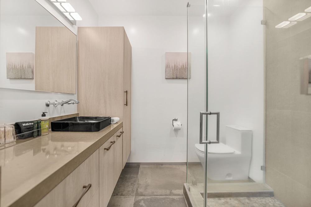 Louise Modern - Luxury Smart Estate in Encino w/ Pool, Gym & Spa
