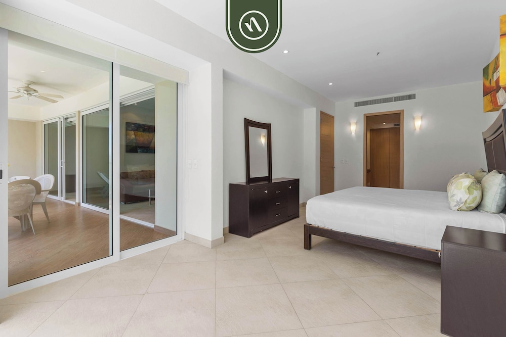 Oceanfront 2 BR Condo - Beach - Restaurant - Gym