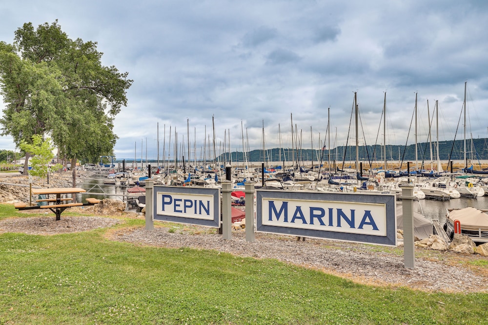 Steps to Marina & Beach: Couples Cottage in Pepin