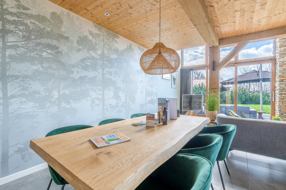Stylish Overnight Stay With a hot tub and Atmospheric Fireplace