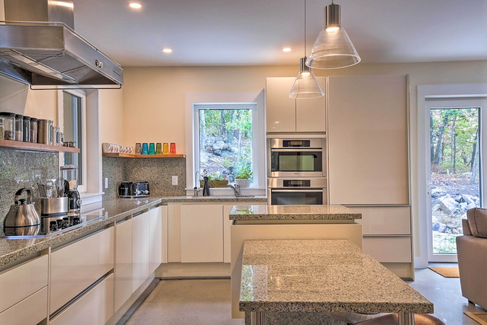 'the Glabin: Garrison Gem w/ Hot Tub & Fire Pit view 4