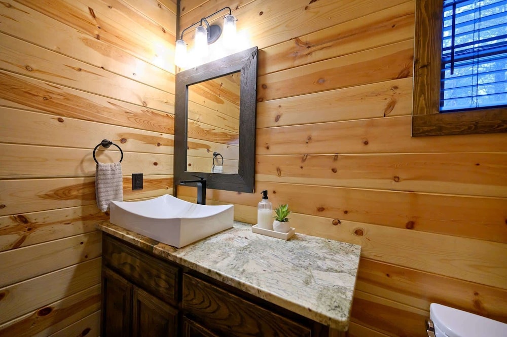 Cabin Vibe - Bunkroom - 3 King - Firepit - Shuffleboard
