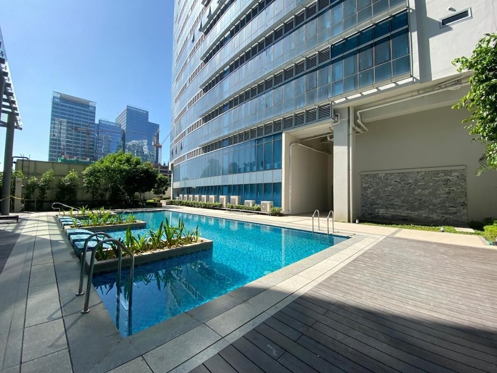 Uptown Parksuites Tower One