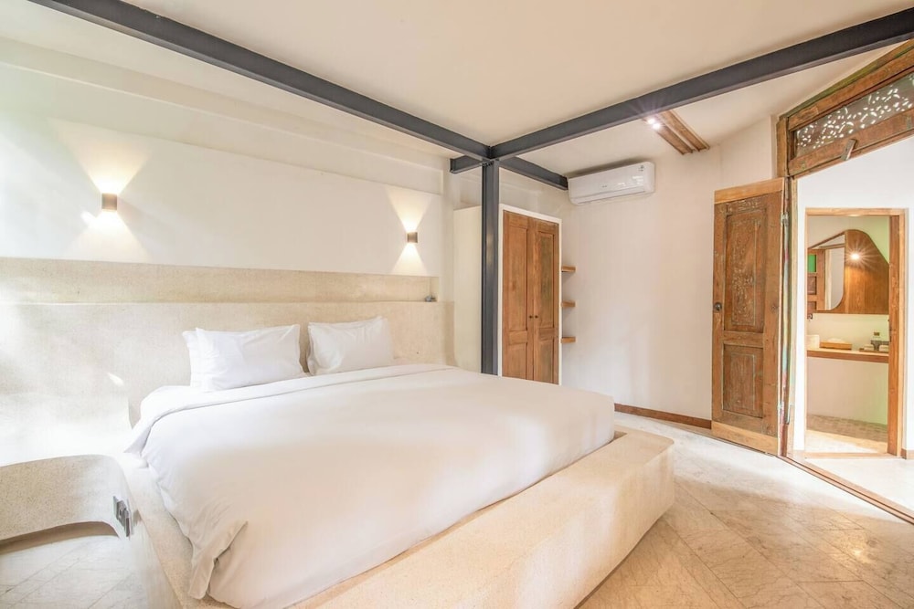 Modern 2-br Art Deco Villa, 800m From the Beach