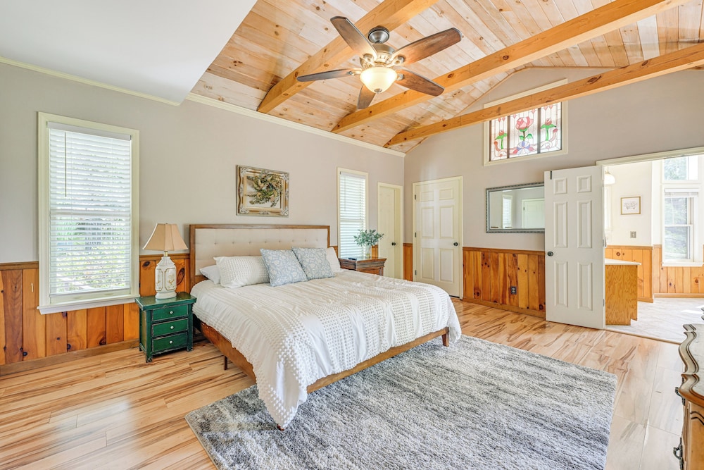 5-story Group Getaway w/ Game Room in Franklin!