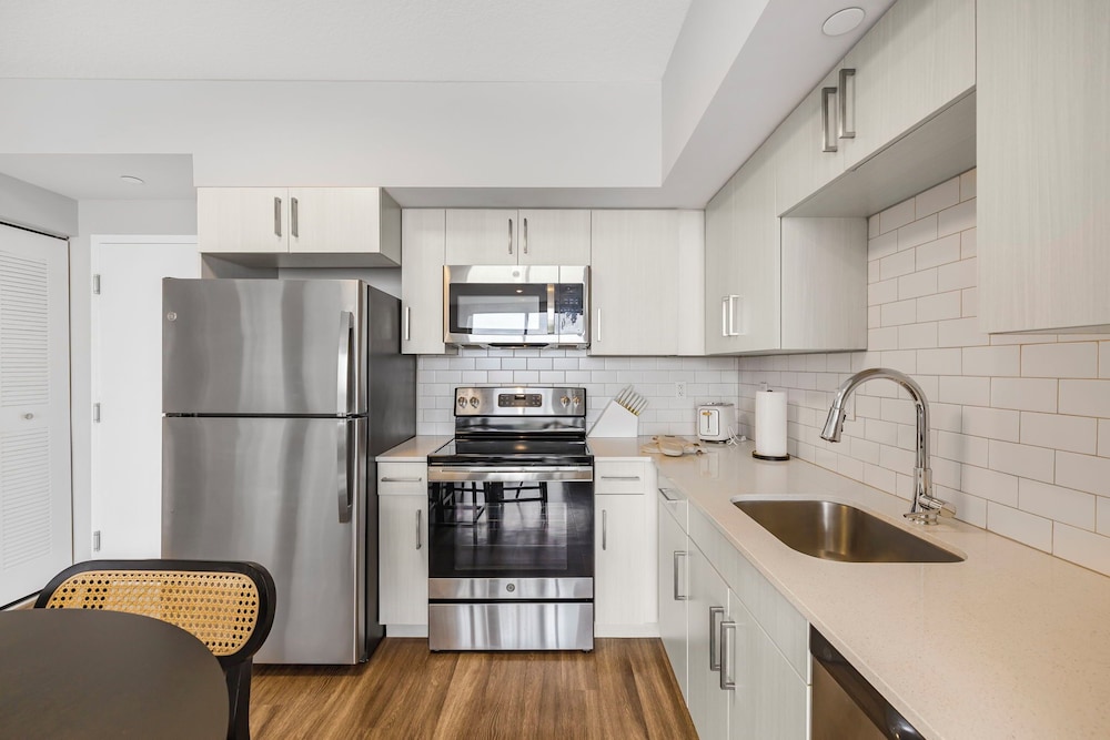 Stylish City-View Condo Pool Access