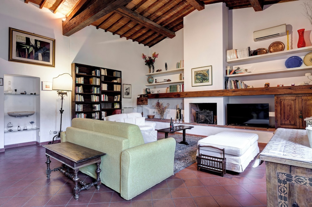 Farinata Apartment by Mamo Florence