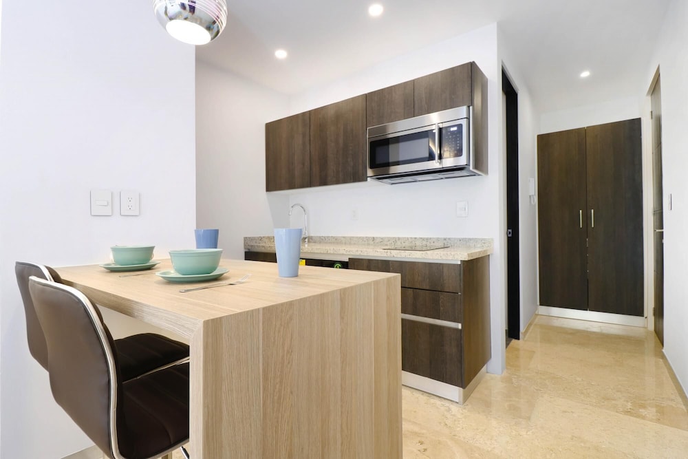 Beautiful 2B Apartment Downtown Location Amazing Rooftop View and High Speed Internet view 5