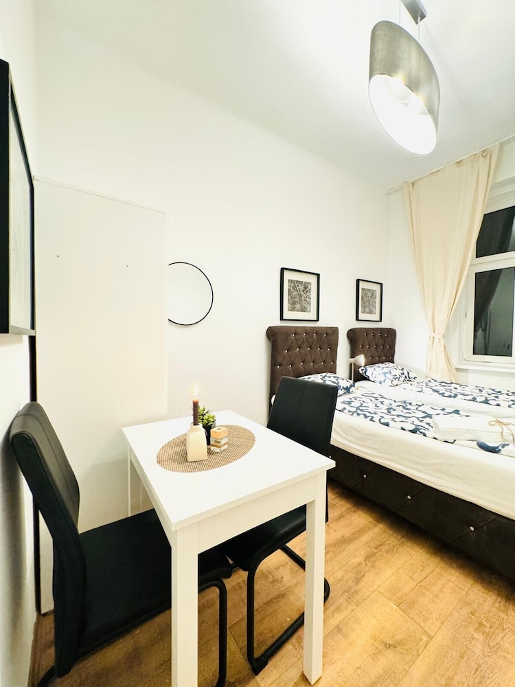 5BR Apt For 10 Walk to Kaufpark Alterlaa
