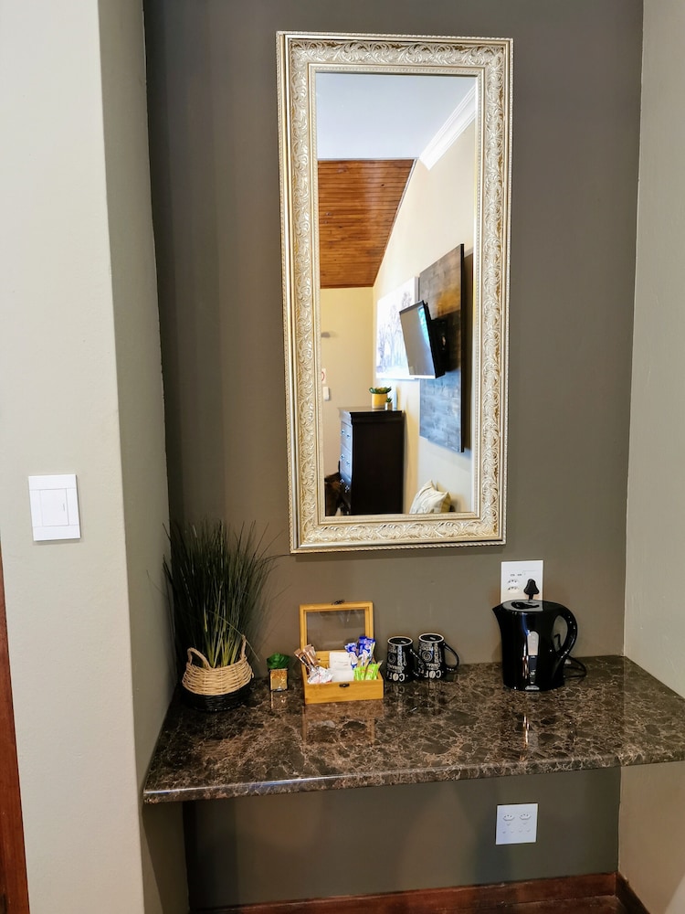 Aerotropolis Guest Lodge