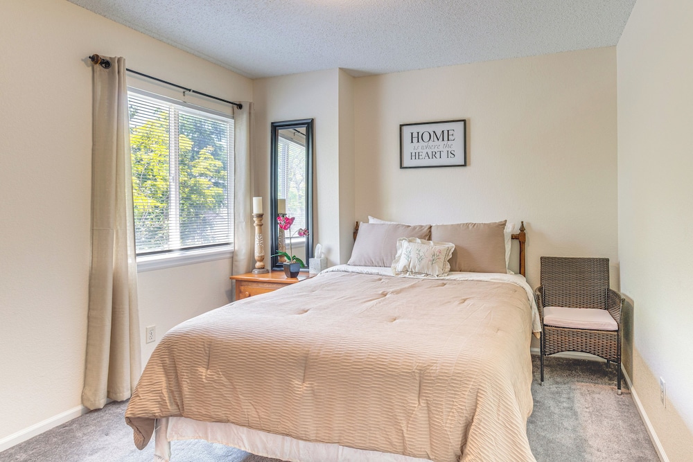 Pet-friendly Retreat w/ Fenced Yard in Denver