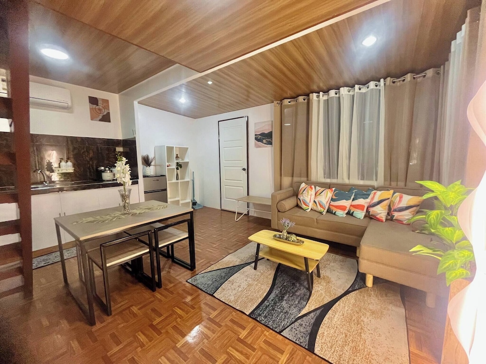 Bloomstone Urban Chill Cabin