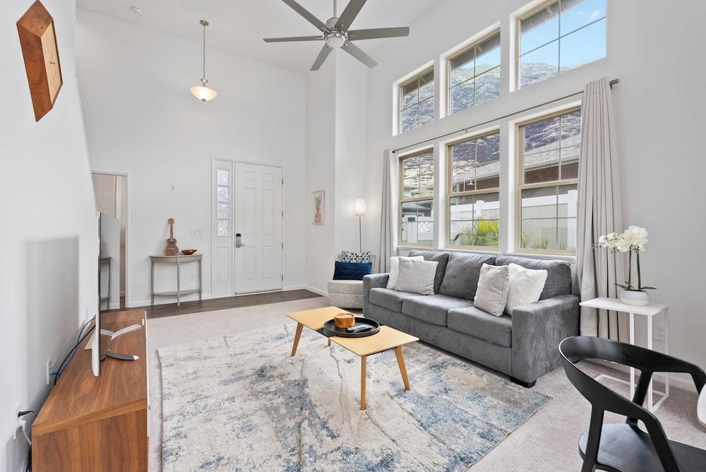@marbella Lane - Elegant 3BR w/ Marvelous Views