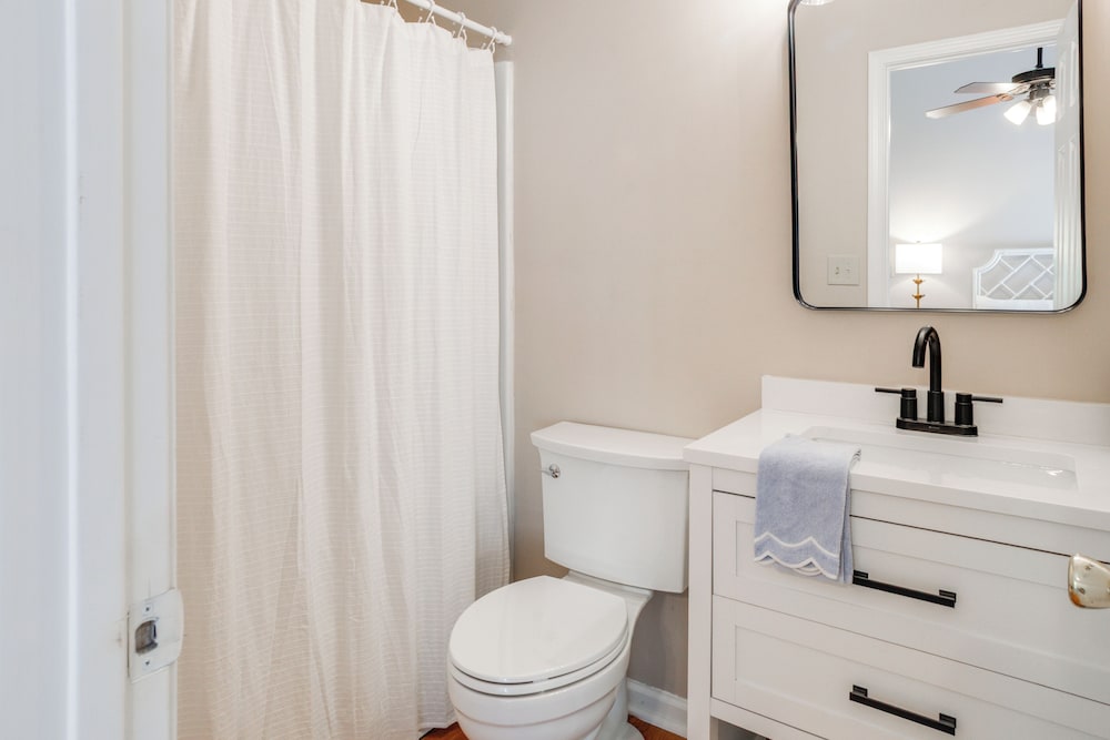 1 Mi to Ole Miss: Pet-friendly Retreat w/ Yard