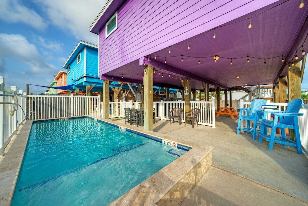 Purple Parrot by Avantstay Heated Pool, Beach Access & Central Port A Location