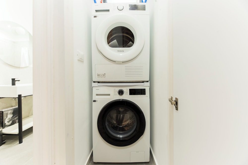 Airy 5BR Flat with Balcony - Old Town