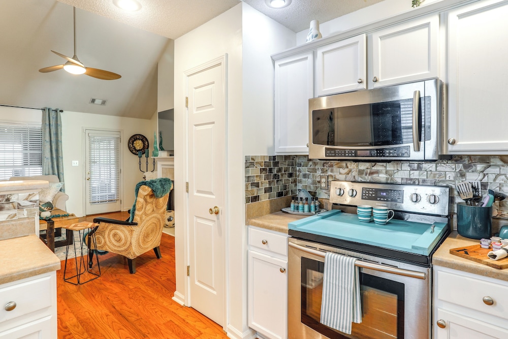 2 Mi to Shelby Farms: Charming Family Home w/ Yard