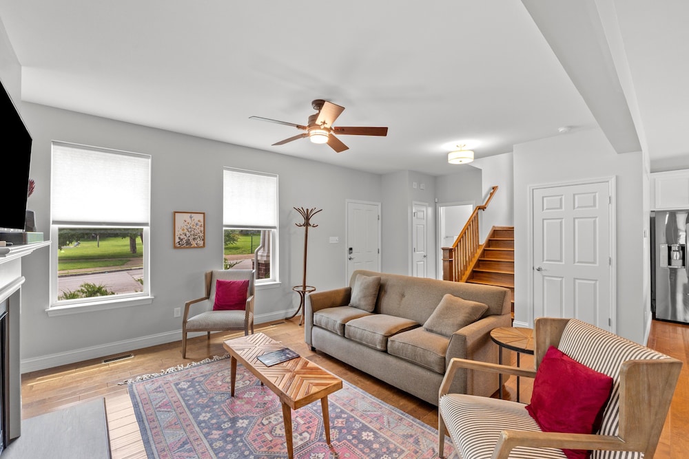 Modern Home W/garage Near SLU JZ Vacation Rentals