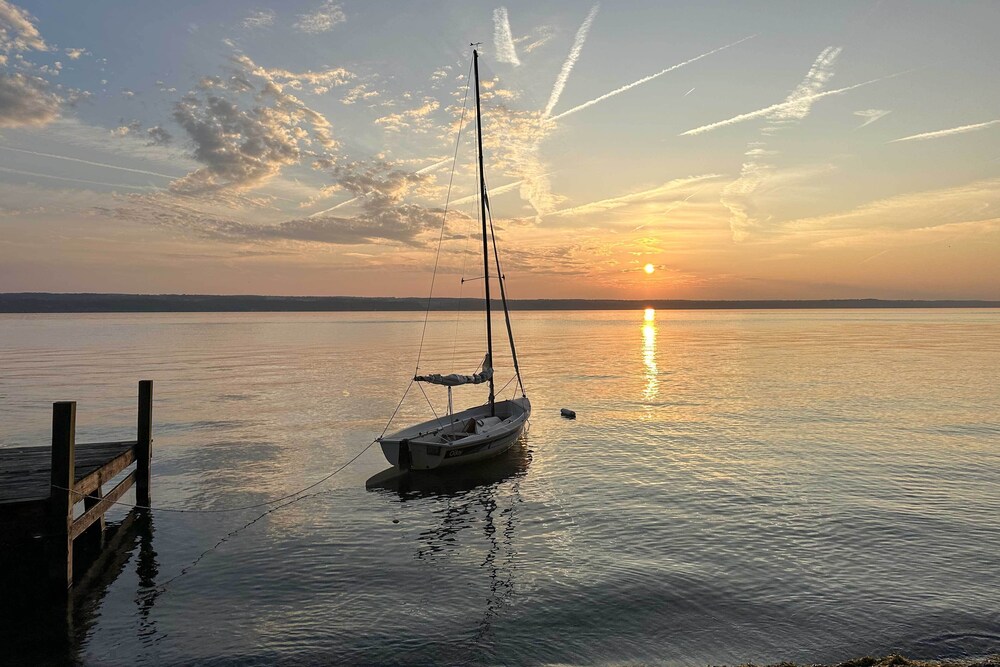 Boat, Grill & Unwind: Lakefront Cayuga Home!