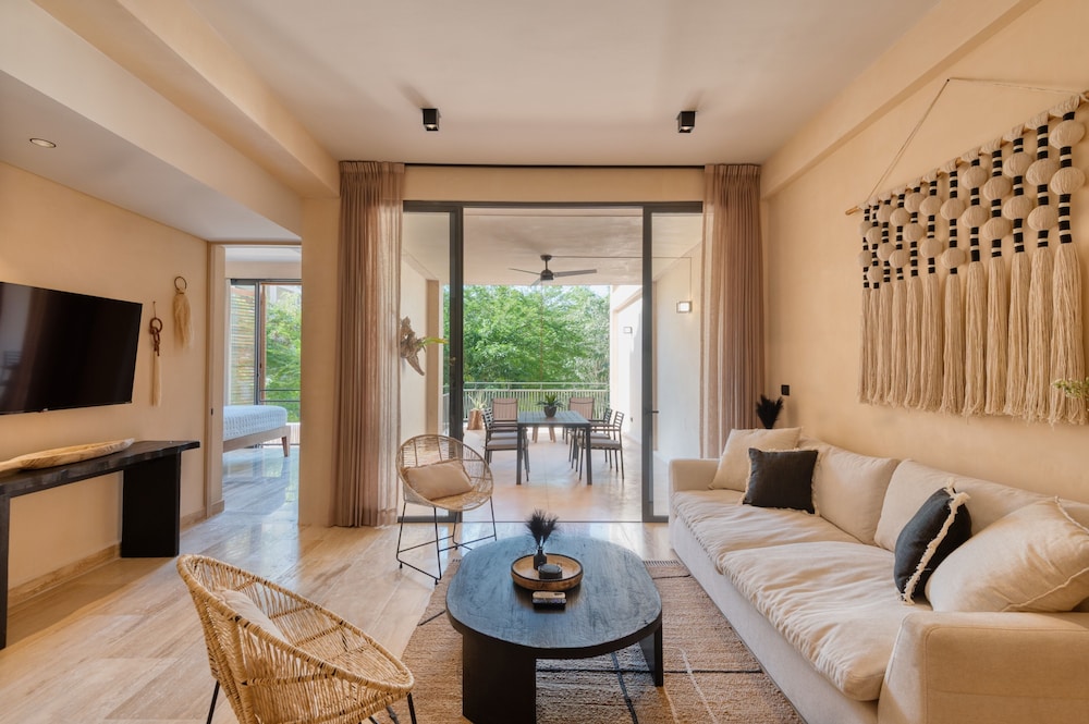 Corasol Modern Apt with Terrace