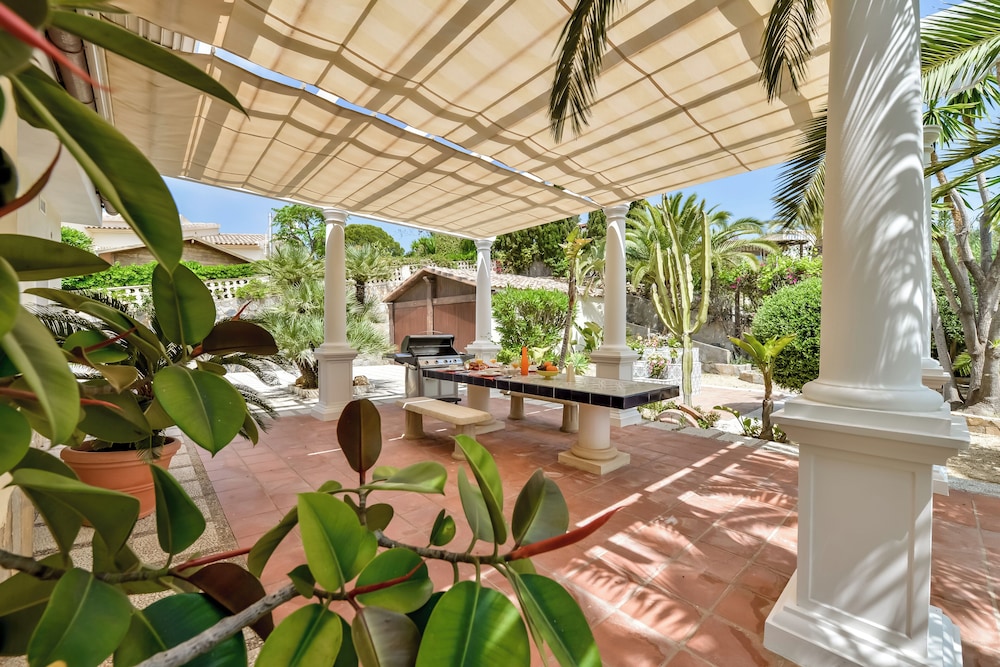 4bed Villa Sleeps 8- Pool, Garden, Bbq, Near Beach